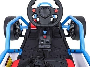 Mașinuță electrică pentru copii, model cu volan și control, jucărie adaptată pentru activități de joacă în aer liber.