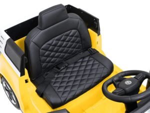 Mașinuță electrică pentru copii, design realist și confortabil, jucărie educativă pentru micuți.