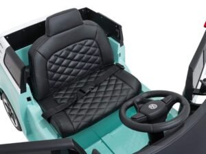 Mașină electrică pentru copii cu scaun confortabil și volan realist.