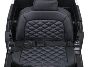 1. Scaun auto pentru copii cu tapițerie elegantă și siguranță maximă.