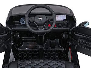 Jucărie de mașină electrică pentru copii, model Volkswagen, cu volan și bord interactiv.